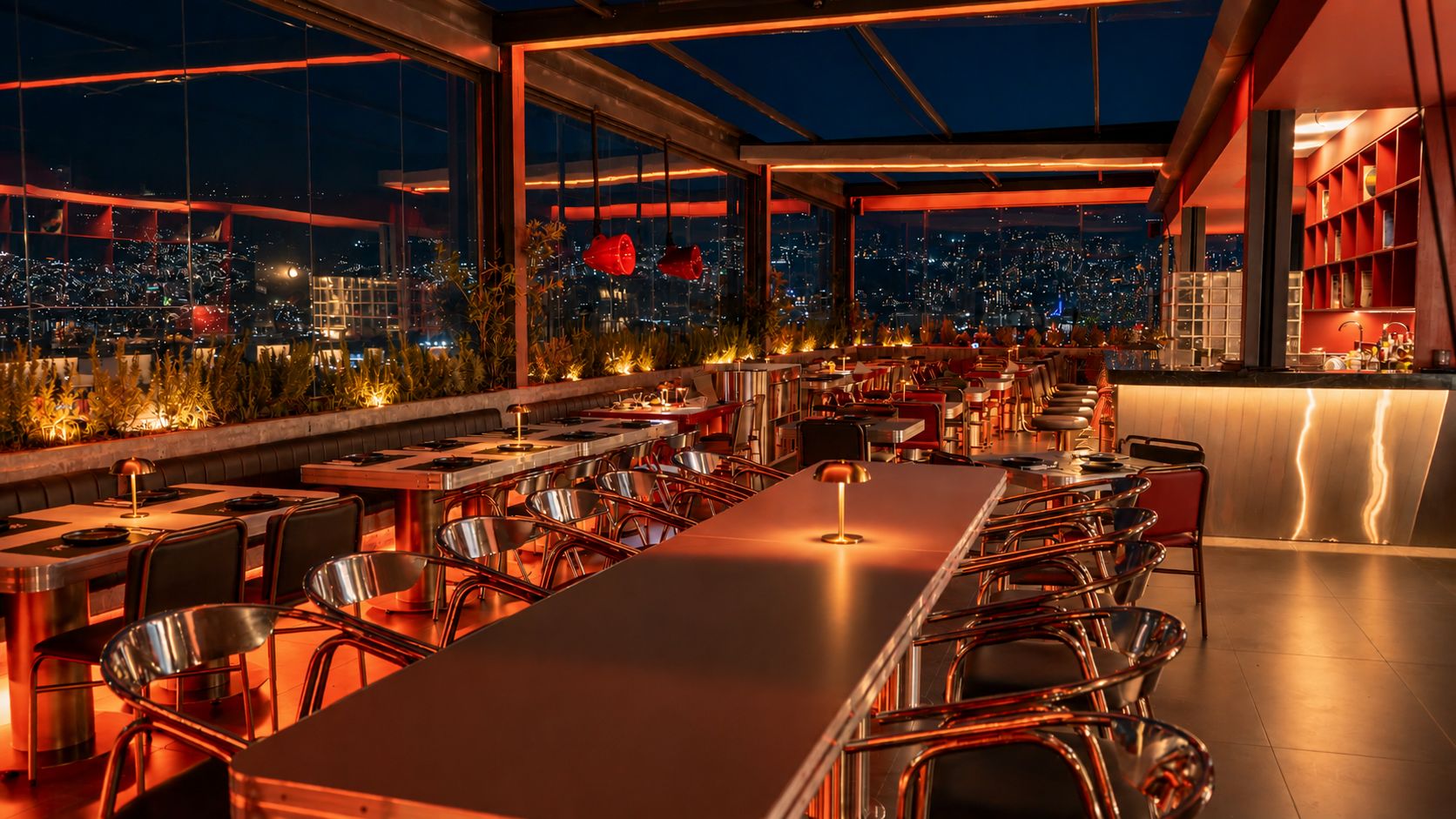 Un bar en la azotea con varias mesas y sillas, vistas a la ciudad y un diseño moderno.