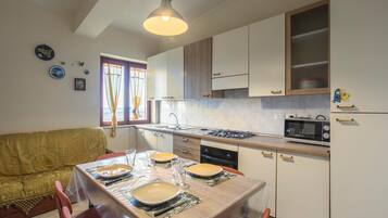 Réfrigérateur, four, plaque de cuisson