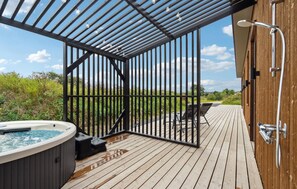 Outdoor spa tub - 4 bedroom awesome home in Bindslev (Bindslev)
