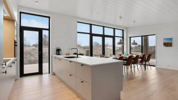 Køleskab, ovn, opvaskemaskine, kaffe-/temaskine