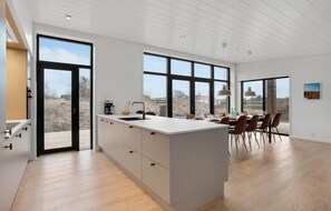 Fridge, oven, dishwasher, coffee/tea maker