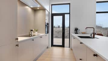 KylskÄp, ugn, diskmaskin och kaffe- och tebryggare