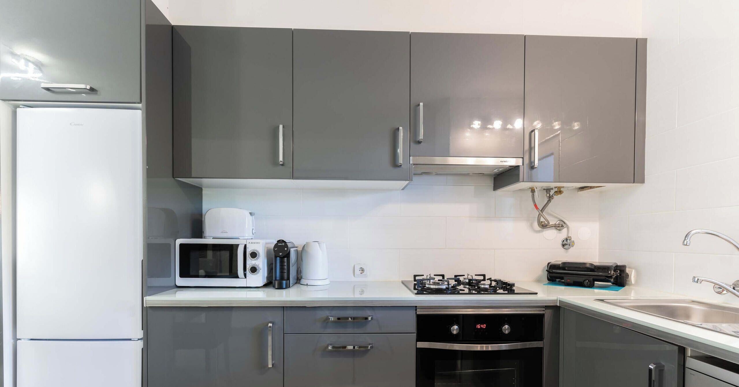 Réfrigérateur, micro-ondes, four, plaque de cuisson