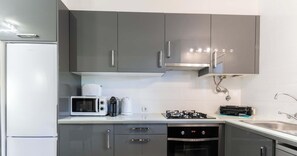 Kühlschrank, Mikrowelle, Ofen, Herdplatte