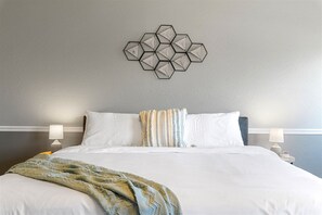 5 habitaciones, escritorio y tabla de planchar con plancha 