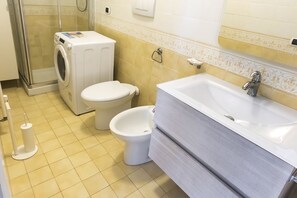 Dusche, Bidet, Handtücher