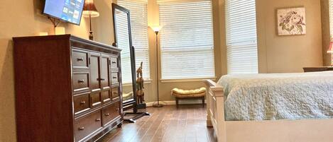 4 slaapkamers, een bureau, een strijkplank/strijkijzer, reisbedje