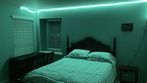 4 habitaciones, escritorio y tabla de planchar con plancha 