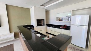 Een koelkast, een magnetron, een oven, een blender