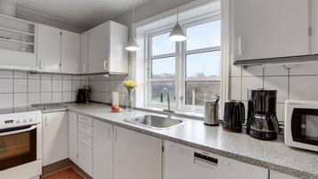 Geladeira, micro-ondas, cooktop, lava-louças