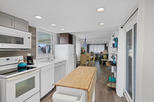 
   NO SHARING! This Casita is  Private. Full Kitchen,Yard, Screened Lanai