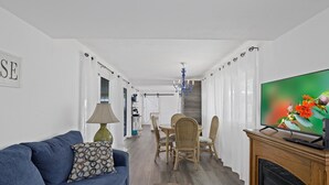Un salon avec un canapé, un téléviseur et une cheminée.