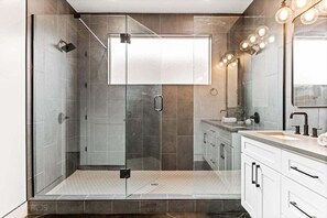 Dusche, Haartrockner, Handtücher