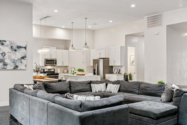 Smart TV, fireplace