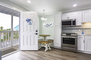 Fridge, microwave, oven, stovetop - Slow Down & Relax at The Tiny Turtle (Gulf Shores)