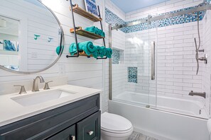 Combined shower/bathtub, hair dryer, towels
