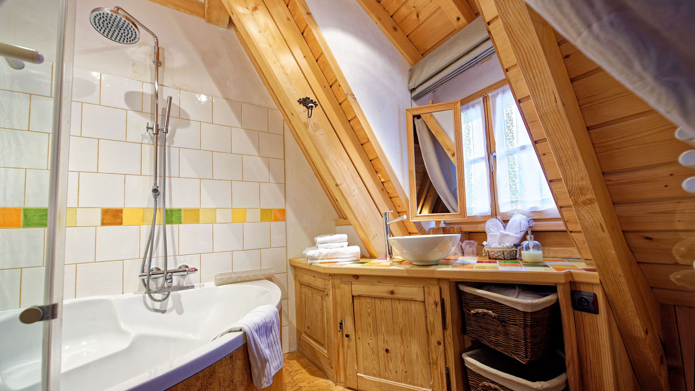 Ensemble douche/baignoire, sèche-cheveux, serviettes fournies, savon