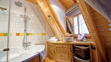 Ensemble douche/baignoire, sèche-cheveux, serviettes fournies, savon
