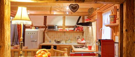 Frigorífico, microondas, horno y placa de cocina