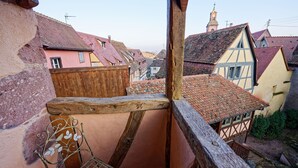 Un pueblo tradicional europeo con casas de entramado de madera y una imponente torre de iglesia.