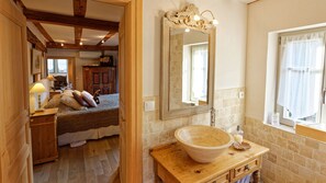 Badewanne, Haartrockner, Handtücher, Seife