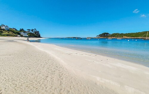 Awesome home in Ploudalmézeau with WiFi