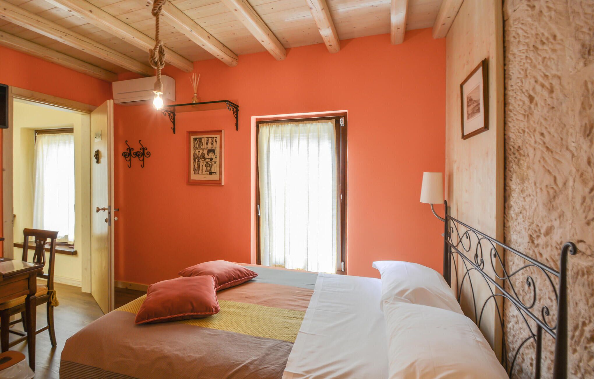 Une chambre à coucher avec un lit, un bureau et une chaise.
