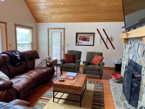 Smart TV, chimenea, reproductor de DVD y futbolito 