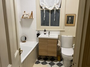 Apartment | Bathroom | Combined shower/bathtub, deep-soaking bathtub, hair dryer, towels - Stylish Apt London Excel Olympic Close to Station (London)