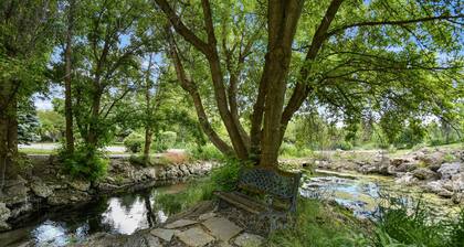 Family Getaway~hot Tub, Ice Castles & Tubing Hs 5 Bedroom Home by RedAwning