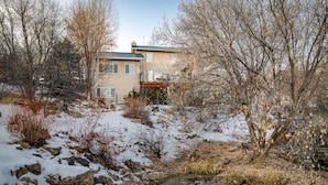 A house with a stone pathway leading to a pond, surrounded by trees and shrubs. - Family Getaway~hot Tub, Ice Castles & Tubing Hs 5 Bedroom Home by RedAwning (Midway)