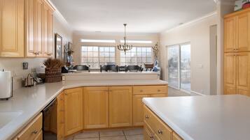 House, 5 Bedrooms | Private kitchen | Fridge, oven, coffee/tea maker, toaster