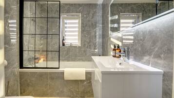 House | Bathroom | Combined shower/bathtub, deep-soaking bathtub, hair dryer, towels