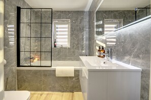 House | Bathroom | Combined shower/bathtub, deep-soaking bathtub, hair dryer, towels - Modern 2BR House & Private Parking & Kid-friendly (Rugby)