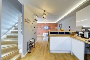 House | Interior - Modern 2BR House & Private Parking & Kid-friendly (Rugby)