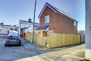 House | Exterior - Modern 2BR House & Private Parking & Kid-friendly (Rugby)