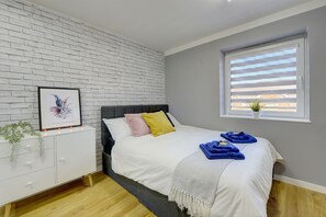 House | 2 bedrooms, free WiFi, bed sheets - Modern 2BR House & Private Parking & Kid-friendly (Rugby)