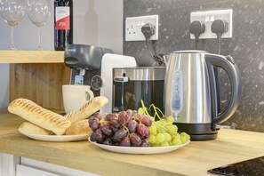 House | Dining - Modern 2BR House & Private Parking & Kid-friendly (Rugby)