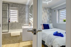 House | 2 bedrooms, free WiFi, bed sheets - Modern 2BR House & Private Parking & Kid-friendly (Rugby)