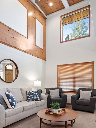 Family Getaway~pool, Hot Spring, Scuba & Ice Castles 727 4 Bedroom Home by RedAwning