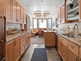 Refrigerador, horno, cafetera/tetera, tostadora