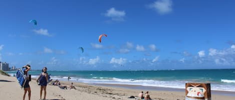 靠近海滩、白沙、沙滩椅、海滩遮阳伞