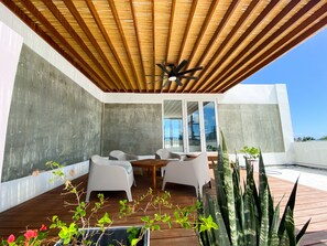 Deluxe Apartment, 3 Bedrooms, Connecting Rooms, City View | Living area