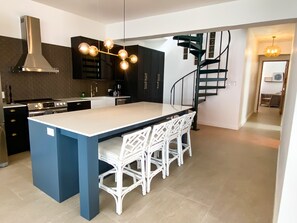 Full-size fridge, microwave, oven, dishwasher