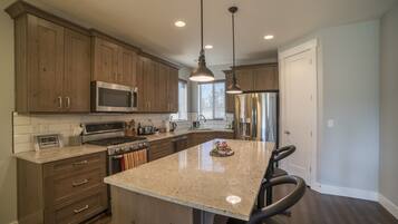 House, 3 Bedrooms | Private kitchen | Fridge, oven, coffee/tea maker, toaster