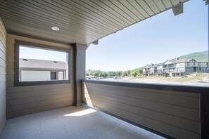 Property grounds - Family Vacation~crater Hot Spring, Tubing & Ice Skating~kanton 3 Bedroom Apts by RedAwning (Midway)