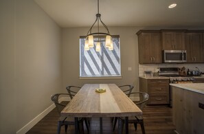 Maison, 3 chambres | Cuisine privée | Réfrigérateur, four, cafetière/bouilloire, grille-pain