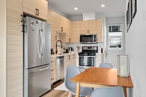 Fridge, microwave, oven, stovetop - Modern • Mt. Rainier Rooftop • 7 min to World Cup (Seattle)
