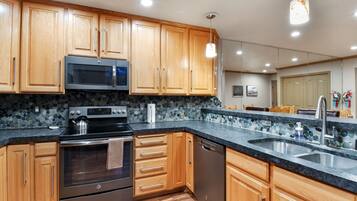 Kondominium, 2 kamar tidur | Dapur pribadi | Lemari es, oven, mesin pembuat kopi/teh, dan pemanggang roti