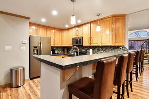 Refrigerador, horno, cafetera/tetera, tostadora